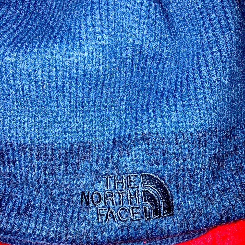 Blue north face hat (one size)